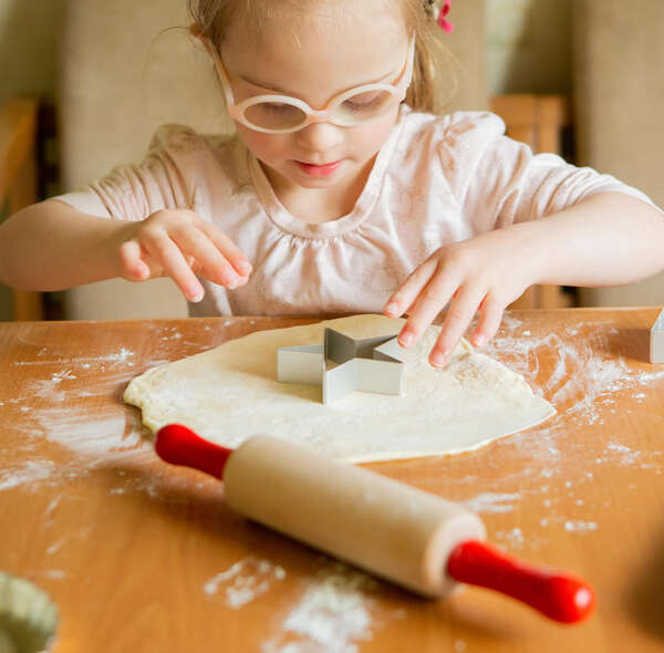 girl_cutting_pastry